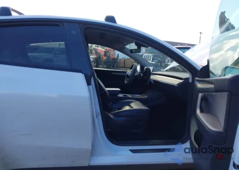 2022 Tesla Model Y Long Range Dual Motor All-Wheel Drive z USA, uszkodzony, nr VIN 7SAYGAEE5NF520411